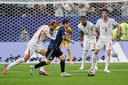 Nhiều thời điểm, tiền đạo thủ quân Harry Kane cũng phải lùi về phòng ngự trước vòng cấm địa đội tuyển Anh.