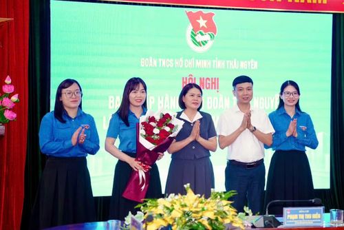 Chị Nguyễn Thị Hải Yến (thứ hai từ trái sang) được bầu giữ chức Phó Bí thư Tỉnh Đoàn Thái Nguyên.