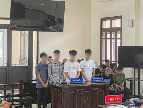 Các bị cáo tại phiên tòa xét xử.