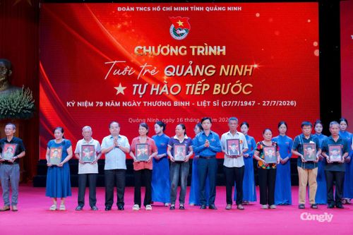 24 bức ảnh chân dung liệt sĩ được phục dựng và trao tặng tới thân nhân các gia đình liệt sĩ.