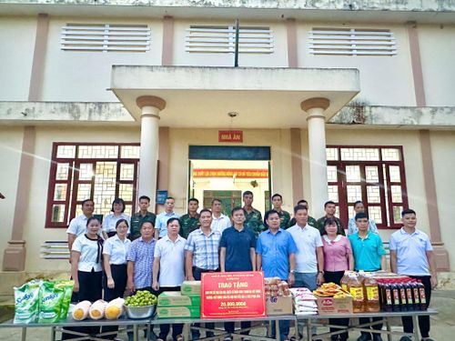 Bằng cách làm sáng tạo, chính quyền, nhân dân xã Phục Hòa luôn đồng lòng, chia sẻ với cán bộ, chiến sĩ tại công trường xây dựng trường liên cấp.