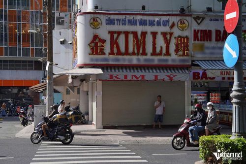 Cửa hàng vàng Kim Lý đóng cửa sau khi bà Lê Thị Ngọc Mỹ bị khởi tố. Ảnh: Thu Hà