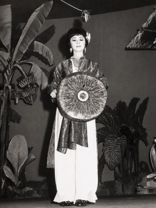 Xuân Lan hóa thân vào vai Quỳnh Nga trong "Bên cầu dệt lụa", lúc này vai Công chúa Bích Vân do Kiều Mai Lý đóng.