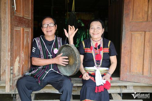 Hơn hai thập kỷ qua, vợ chồng ông Hồ Văn Minh và bà Hồ Thị Hà miệt mài truyền dạy múa cồng chiêng, làm trang phục truyền thống.