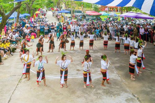 Các điệu múa truyền thống của người Ca Dong được lưu giữ và tiếp nối cho thế hệ trẻ. Ảnh: N.G