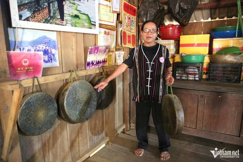 Ông Minh là một trong số ít người còn sở hữu bộ chiêng.