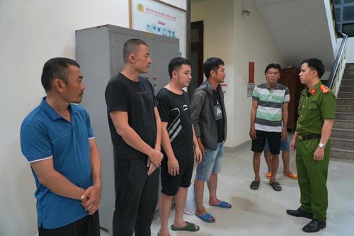 Các đối tượng liên quan đến đường dây cá độ được công an triệu tập, tạm giữ. Ảnh: CAQN