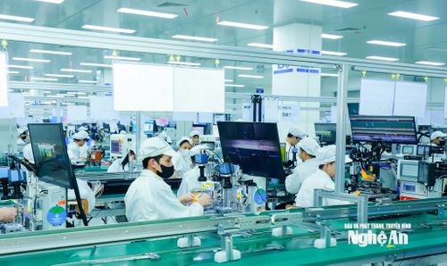 Công nhân làm việc trong nhà máy tại KCN VSIP Nghệ An trên địa bàn xã Hưng Nguyên. Ảnh: Thành Duy