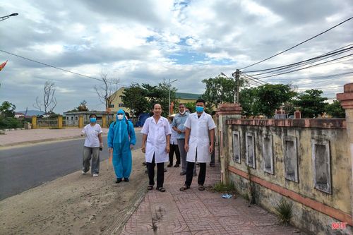 Cán bộ UBND xã Cẩm Trung và trạm y tế giám sát việc phun thuốc diệt muỗi.