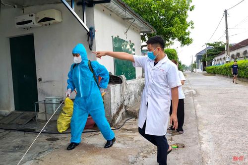 Nhân viên y tế phun thuốc diệt muỗi tại nhà có ca bệnh.