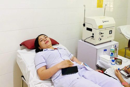 Trước nguồn máu thiếu hụt, nhân viên y tế của BVĐK tỉnh cũng tham gia hiến máu nhằm bổ sung nguồn máu phục vụ cho việc cấp cứu, điều trị cho người bệnh.