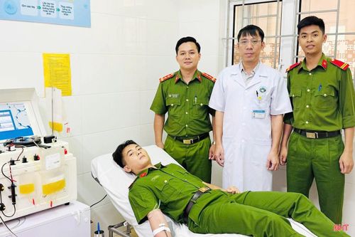 Cán bộ, chiến sĩ lực lượng vũ trang tham gia hiến máu trực tiếp.