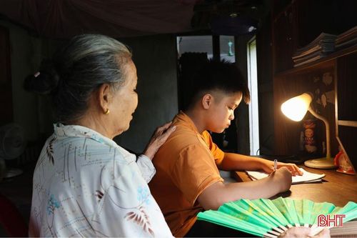 Dù lớn lên trong vòng tay của ông bà thì con cái cũng cần tình thương, sự quan tâm từ bố mẹ.