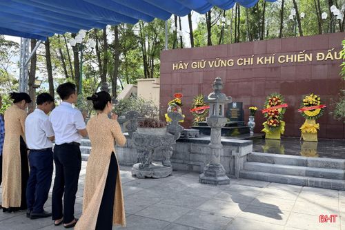 Du khách dâng hương tại Khu di tích Tổng Bí thư Trần Phú (xã Đức Thọ, tỉnh Hà Tĩnh)