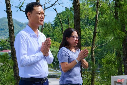Bà Nguyễn Thị Thu Sương bồi hồi xúc động trước khu mộ của Tổng Bí thư Trần Phú.