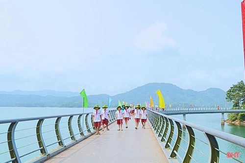 Hành trình về nguồn đưa nhiều du khách đến với Hà Tĩnh.