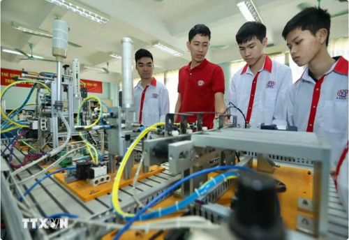 Giới thiệu mô hình tự động hóa cho sinh viên. (Ảnh minh họa: Hoàng Hiếu/ TTXVN)