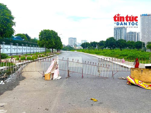 Lối vào trên đường Phạm Hùng được rào chắn nhiều năm qua.