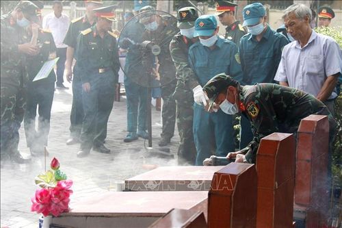 Lực lượng chuyên môn triển khai bốc mộ lấy mẫu hài cốt tại Nghĩa trang Liệt sĩ xã Đức Linh.