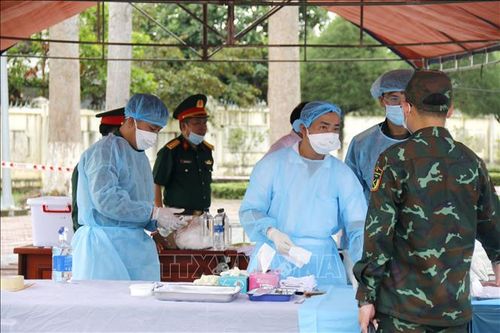 Tổ lấy mẫu chuyên trách thực hiện lấy mẫu hài cốt liệt sĩ giám định ADN tại Nghĩa trang Liệt sĩ xã Đức Linh.