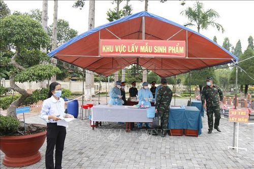 Tổ lấy mẫu chuyên trách thực hiện lấy mẫu hài cốt liệt sĩ giám định ADN tại Nghĩa trang Liệt sĩ xã Đức Linh.