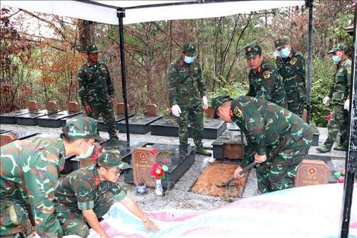 Lực lượng chuyên môn triển khai cất bốc mộ liệt sĩ cần lấy mẫu hài cốt để giám định AND tại Nghĩa trang Liệt sĩ Lâm Đồng.