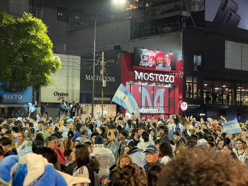 Người dân Argentina đổ ra đường ăn mừng Argentina vào chung kết.