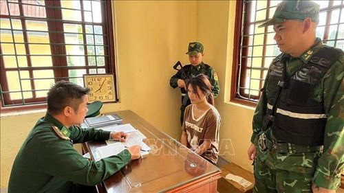 Thẩm vấn đối tượng liên quan về hành vi mua bán người. Ảnh: TTXVN phát