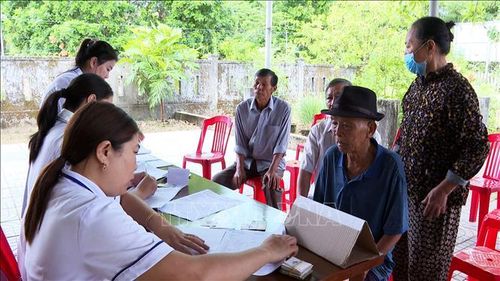 Khám bệnh miễn phí cho đối tượng chính sách trên địa bàn tỉnh Quảng Trị. Ảnh: Tường Vi/TTXVN