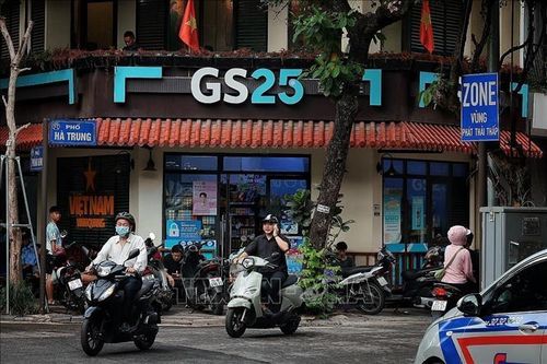 Biển vùng phát thải thấp trên phố Hà Trung, tuyến phố thương mại đông đúc trong khu vực phố cổ Hà Nội. Ảnh: Phạm Tuấn Anh/TTXVN