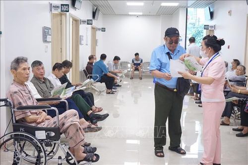 Người có công với cách mạng, thương binh, bệnh binh được khám bệnh miễn phí tại Bệnh viện TNH Lạng Sơn dịp 27/7. Ảnh: Tiến Vĩnh/TTXVN