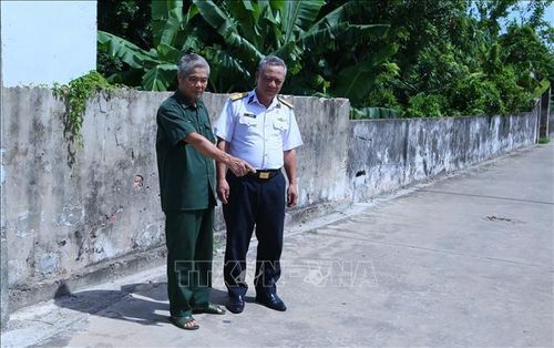 Thương binh Phạm Văn Xá (áo xanh) đã kêu gọi, vận động người dân góp công xây dựng đường nông thôn mới.