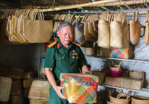 Thương binh Vũ Xuân Túy với sản phẩm thủ công mỹ nghệ làm bằng cói.