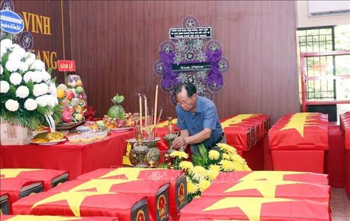 Bác sĩ, cựu chiến binh Trần Văn Bản thắp hương tưởng niệm những đồng đội đã nằm lại tại Công viên Lê Thị Riêng.