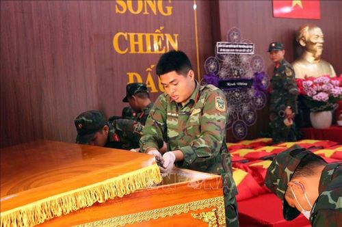 Những chiến sĩ trẻ của Đội tìm kiếm, quy tập hài cốt liệt sĩ và xác minh danh tính hài cốt liệt sĩ Thành phố Hồ Chí Minh thực hiện nhiệm vụ.
