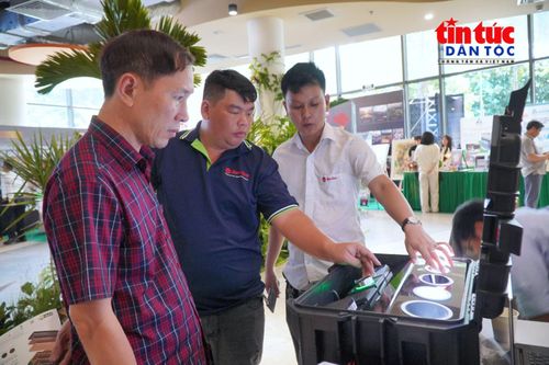 Đại biểu và khách tham quan không gian triển lãm các giải pháp công nghệ xanh, vật liệu bền vững và mô hình phát triển đô thị thông minh tại Smart Green Living Week 2026.