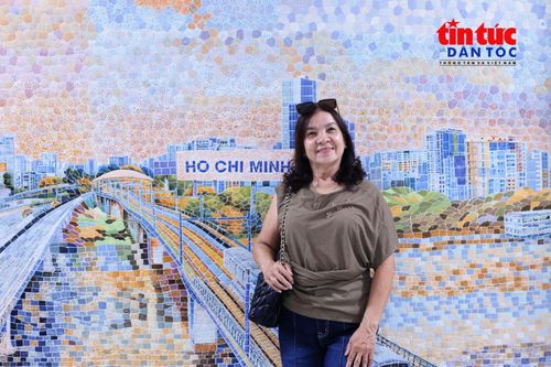 Cô Lê Thị Định tham quan và chụp ảnh lưu niệm bên các tác phẩm nghệ thuật công cộng tại ga metro Bến Thành.