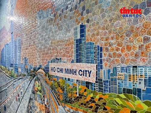 Các tác phẩm gốm nghệ thuật giới thiệu hình ảnh văn hóa, con người TP Hồ Chí Minh trong không gian ga metro Bến Thành.