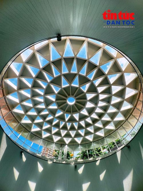 Điểm nhấn giếng trời của ga metro Bến Thành.
