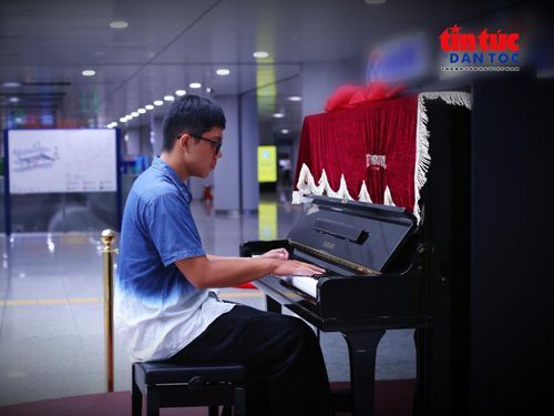 Cây đàn piano tại khu vực công cộng ga metro Bến Thành thu hút nhiều hành khách và người dân dừng lại trải nghiệm.
