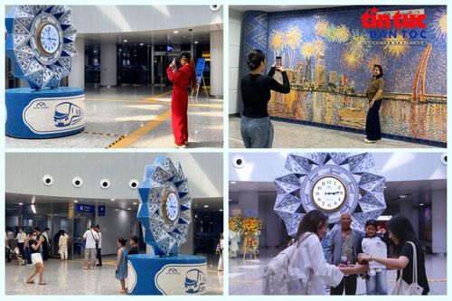 Hành khách dừng chân tham quan các tác phẩm nghệ thuật công cộng tại ga metro Bến Thành.