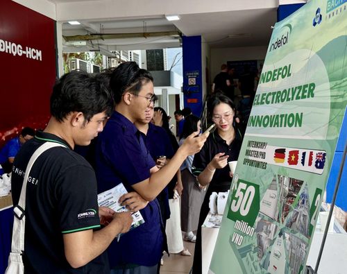 Các cuộc thi về khoa học kỹ thuật và STEM thu hút đông đảo sinh viên quan tâm tham gia.