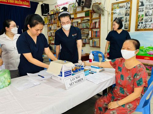 Người dân được khám sức khoẻ đầy đủ theo từng khâu theo quy trình khám bệnh tổng quát như: xét nghiệm, lấy máu, siêu âm, chụp X Quang.