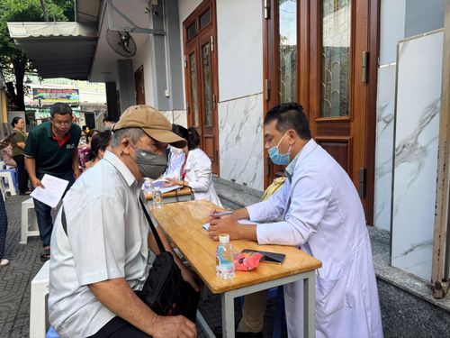 Nhiều người cao tuổi tham gia chương trình khám sức khỏe toàn dân để được phát hiện sớm các bệnh lý và theo dõi sức khỏe định kỳ.
