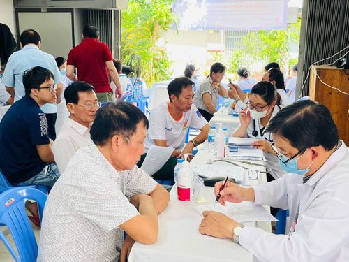 Các nhân viên ngành y tế hướng dẫn người dân hoàn thiện thông tin trước khi tham gia khám sức khỏe và cập nhật hồ sơ sức khỏe điện tử.