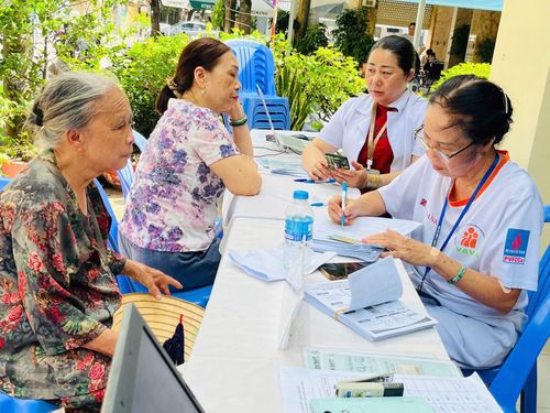 Người dân khu phố 12, phường An Hội Đông làm thủ tục khám sức khỏe định kỳ trong chương trình khám sức khỏe toàn dân do TP Hồ Chí Minh triển khai.