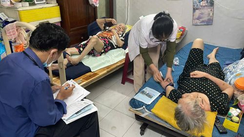 Đối với người cao tuổi hoặc người khó khăn trong việc đi lại, đội ngũ y tế tổ chức khám sức khỏe tận nhà theo kế hoạch của địa phương.