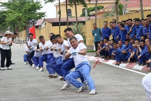 Sôi nổi môn thi kéo co tại hội thao.