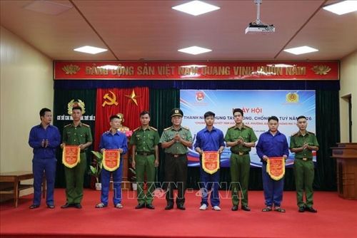 Ban tổ chức trao giải cho các đội tham gia hội thao trong Ngày hội Thanh niên chung tay phòng, chống ma túy năm 2026.
