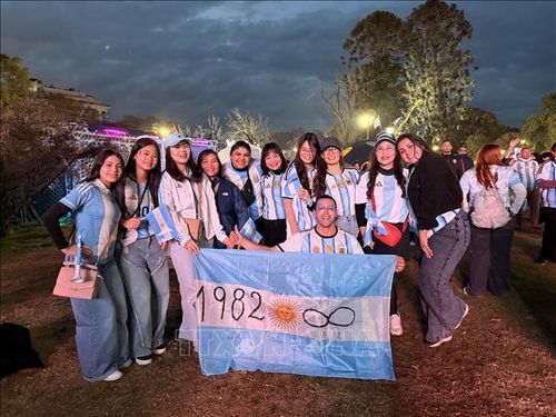 Biển người đổ ra đường trong tiếng trống và những màn hô vang "Argentina, Argentina" tạo nên bầu không khí lễ hội sau chiến thắng tại bán kết trước đội tuyển Anh (ảnh minh họa).